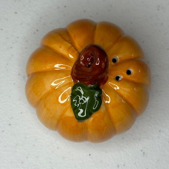 Small Ceramic Pumpkin Salt and Pepper Shakers Fall Autumn Decor White and Orange - Picture 8 of 8